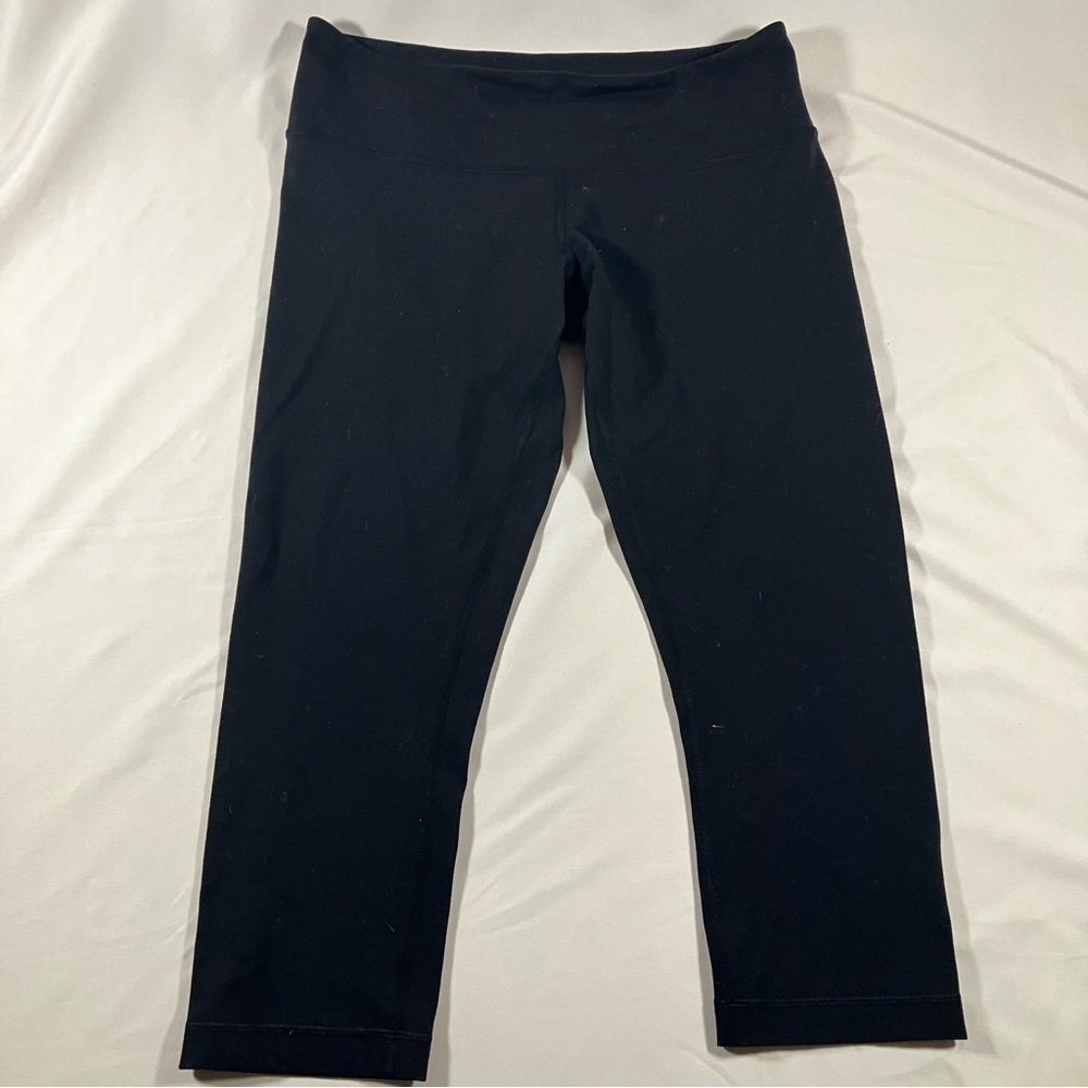 Lululemon black mid waist cropped leggings size 8 yoga Pilates jogging running